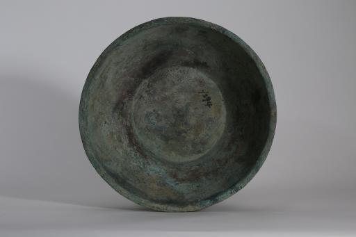 东汉凸弦纹铜盆