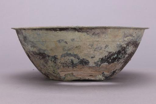 东汉凸弦纹铜盆