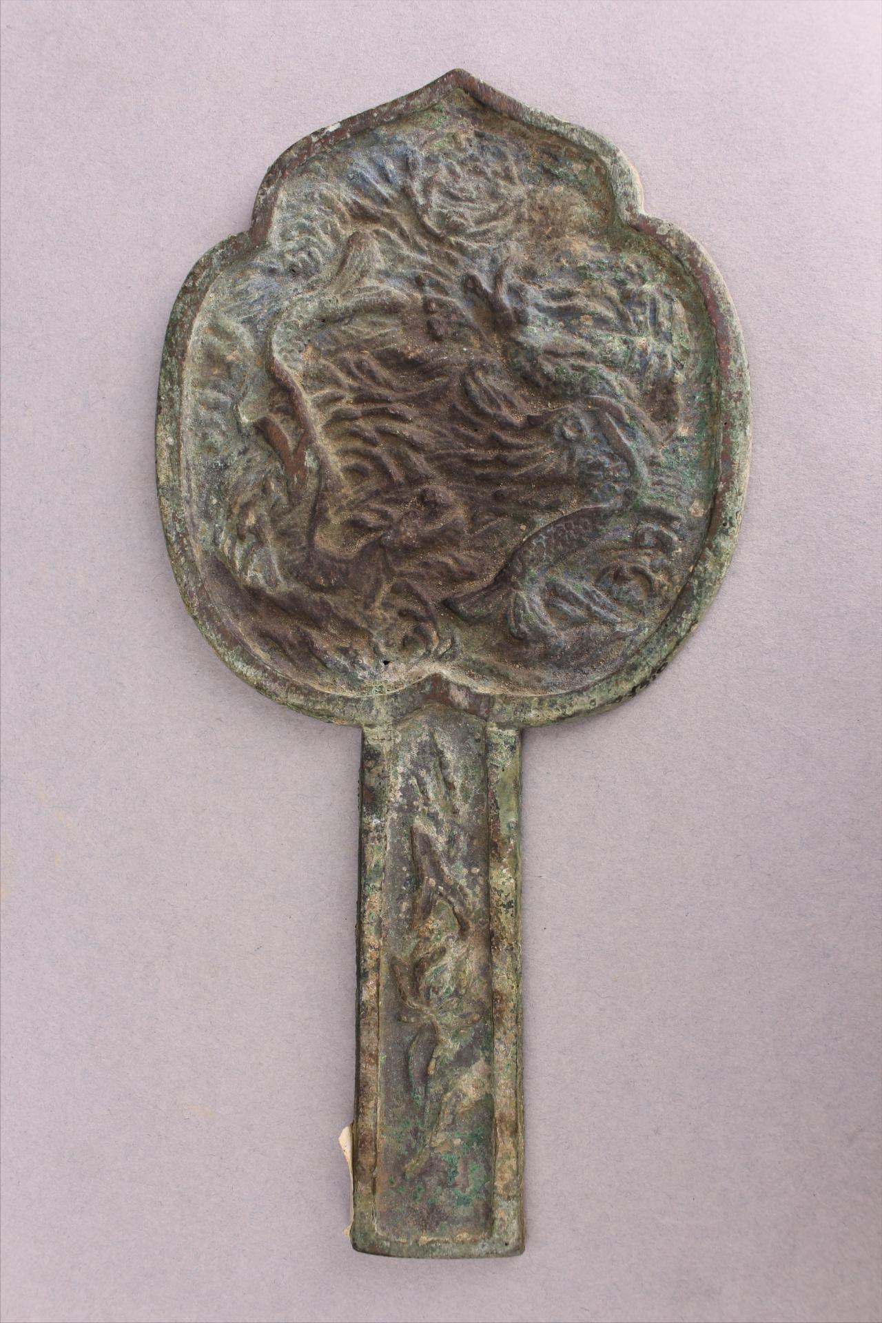 金桃形长柄双龙纹铜镜