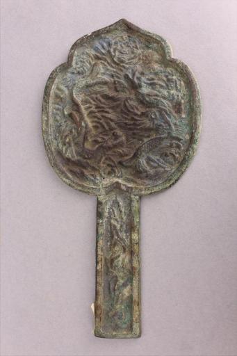 金桃形长柄双龙纹铜镜