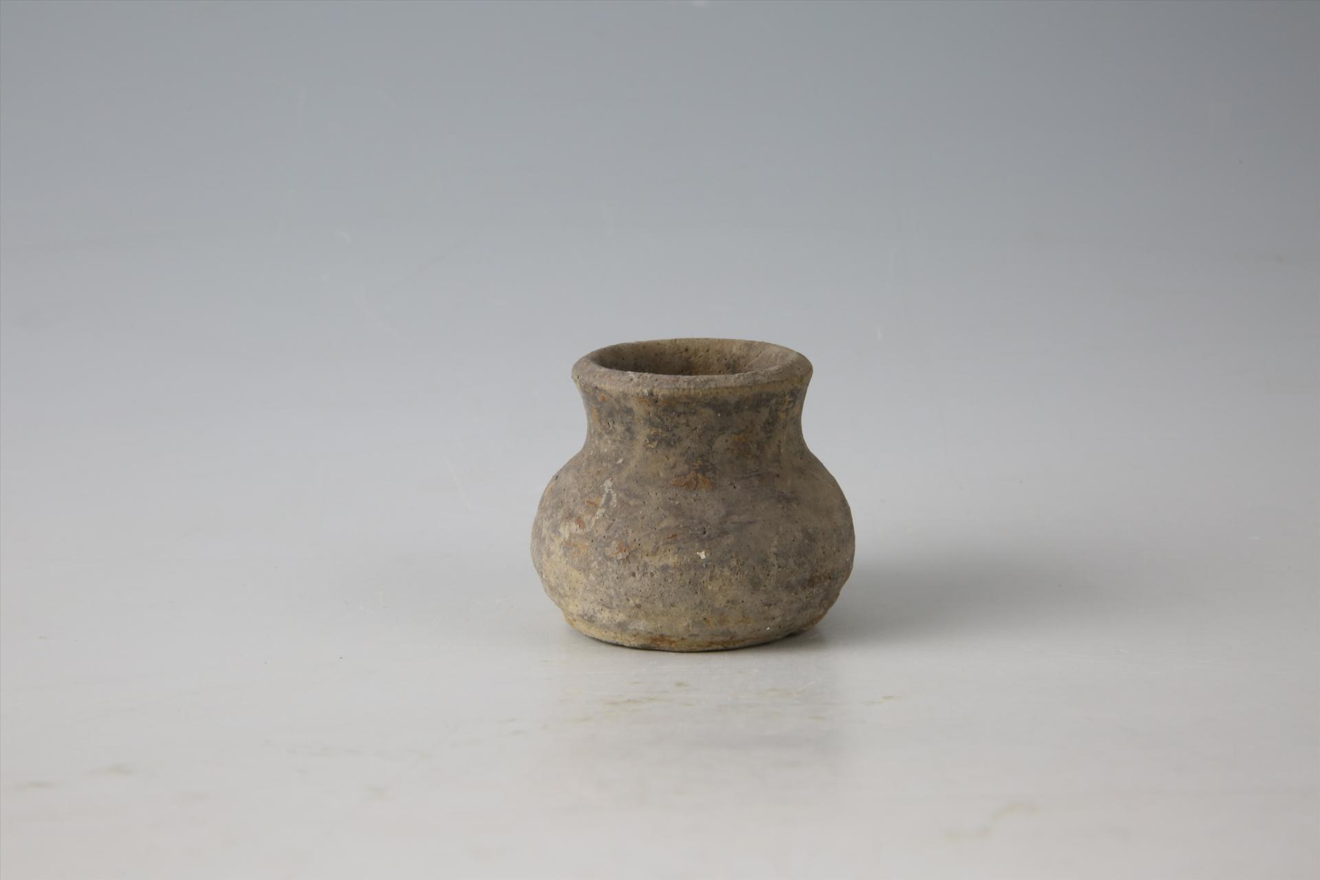 汉侈口束颈鼓腹平底凸弦纹夹砂灰陶罐