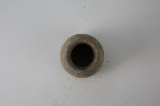 汉侈口束颈鼓腹平底凸弦纹夹砂灰陶罐