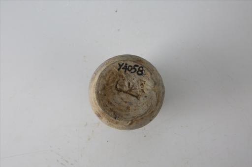 汉侈口束颈鼓腹平底凸弦纹夹砂灰陶罐