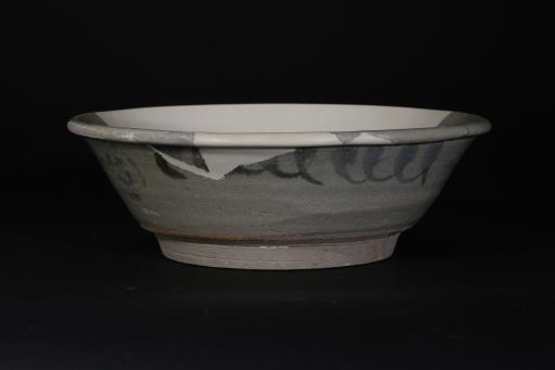 明敞口斜壁矮圈足青花瓷碗