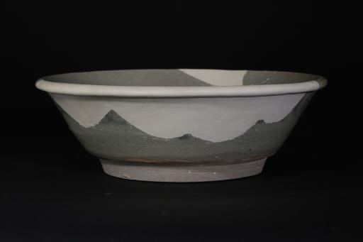 明敞口斜壁矮圈足青花瓷碗