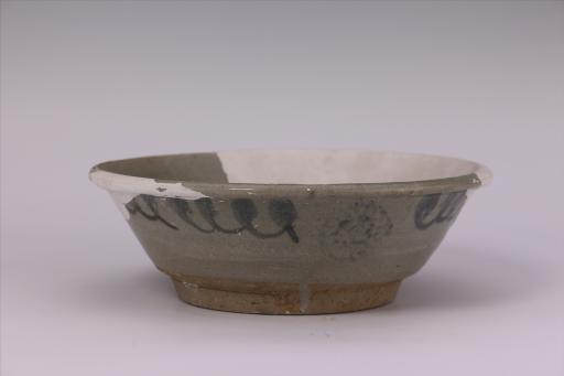 明敞口斜壁矮圈足青花瓷碗