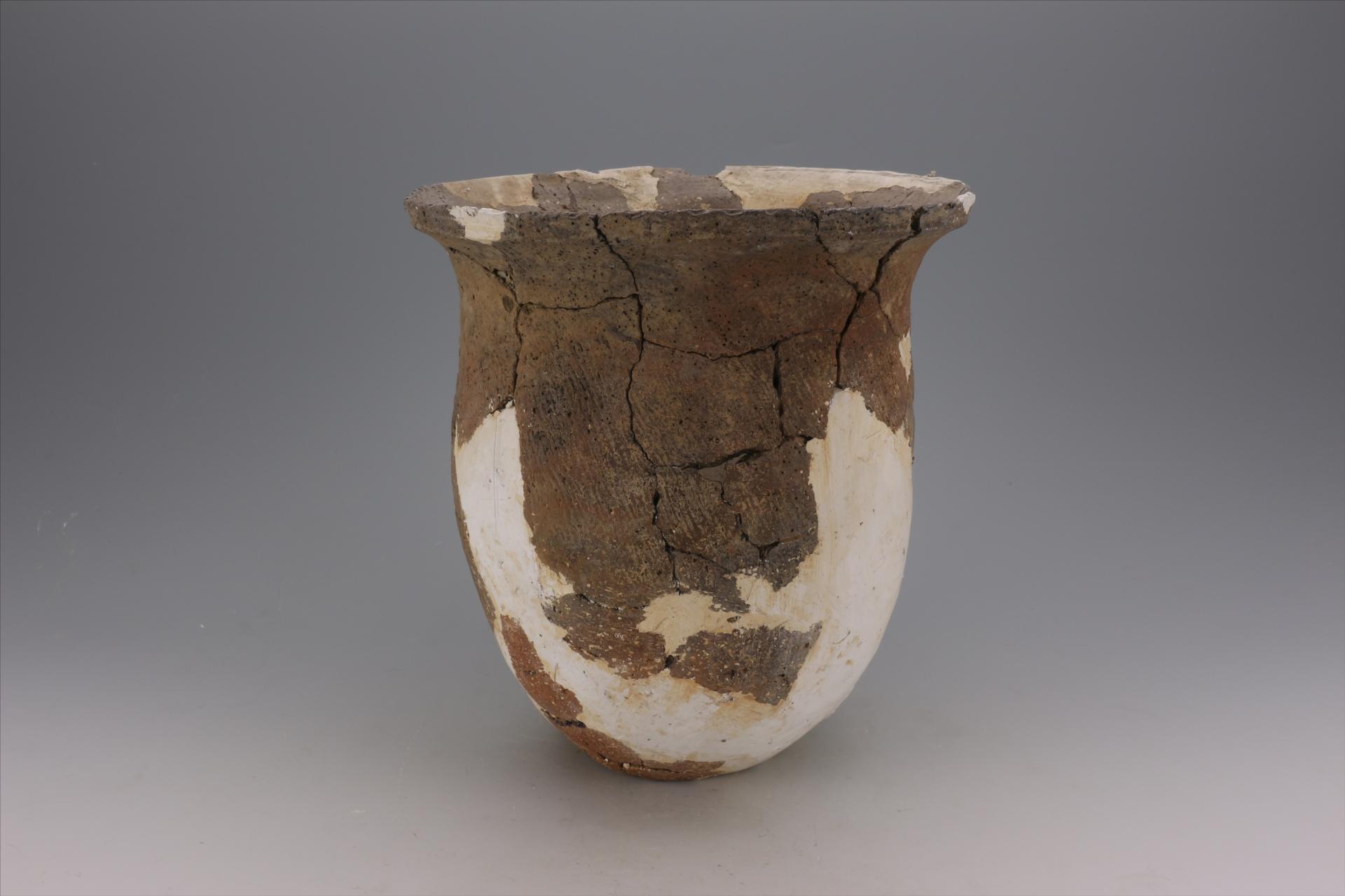 商深腹斜绳纹夹砂黄褐陶罐