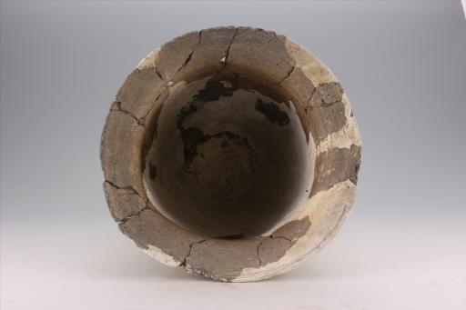 商深腹斜绳纹夹砂黄褐陶罐