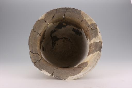 商深腹斜绳纹夹砂黄褐陶罐