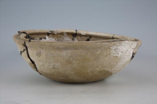 东汉侈口凹沿斜弧腹平底泥质黄陶钵
