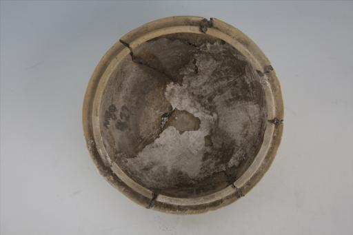 东汉侈口凹沿斜弧腹平底泥质黄陶钵