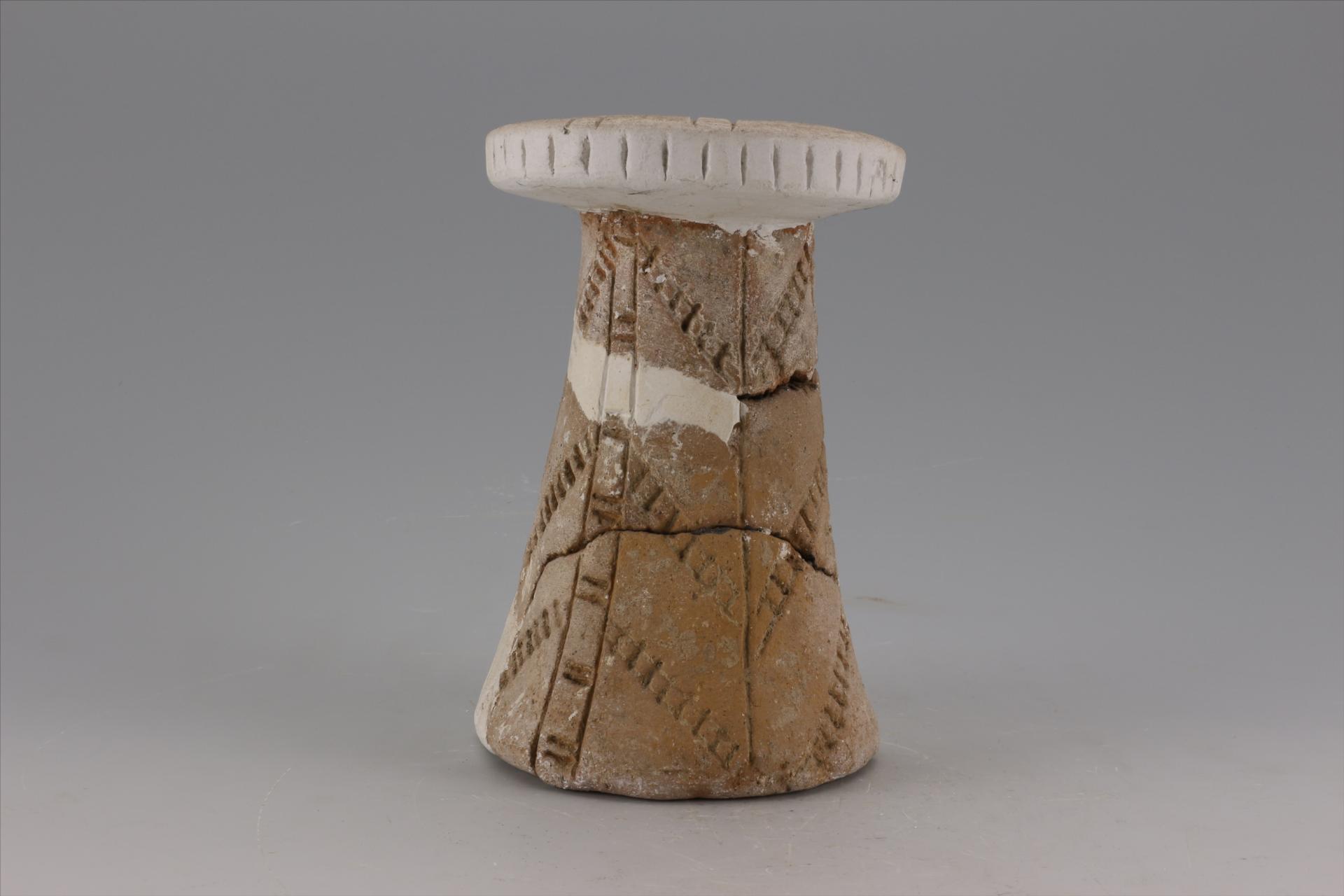 新石器时代大溪文化弧顶刻划短条纹红陶支座