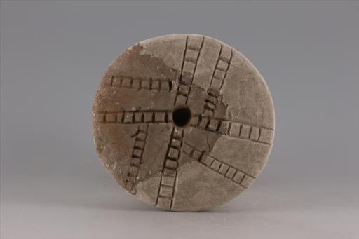 新石器时代大溪文化弧顶刻划短条纹红陶支座