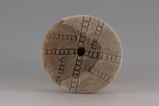 新石器时代大溪文化弧顶刻划短条纹红陶支座