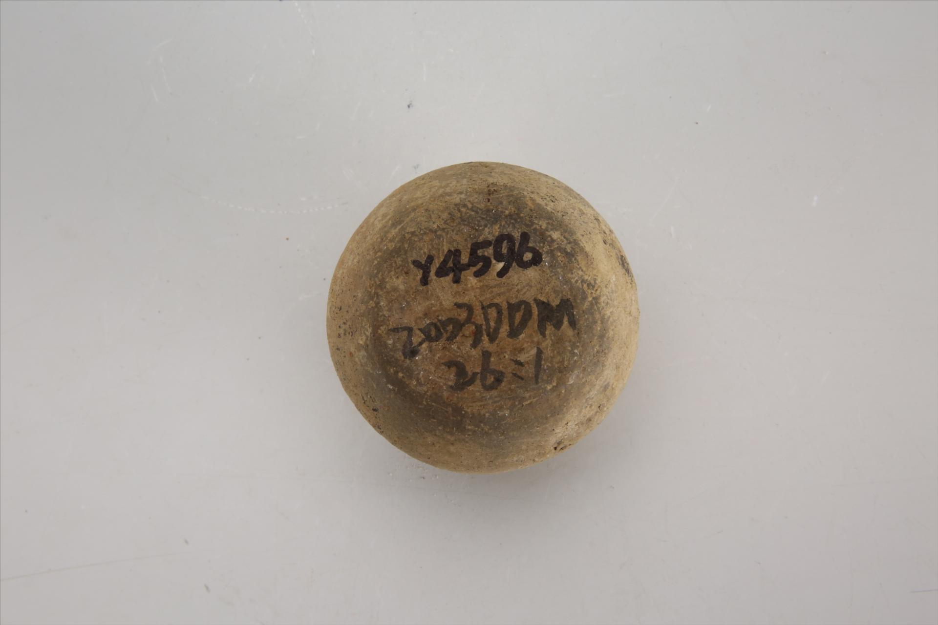 东汉小敞口扁鼓腹平底泥质灰黄陶罐