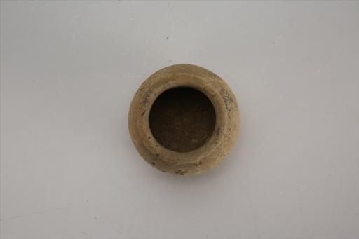 东汉小敞口扁鼓腹平底泥质灰黄陶罐