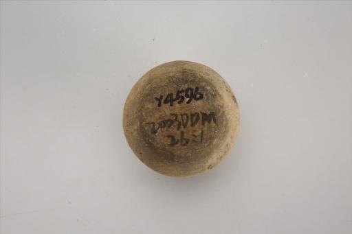 东汉小敞口扁鼓腹平底泥质灰黄陶罐