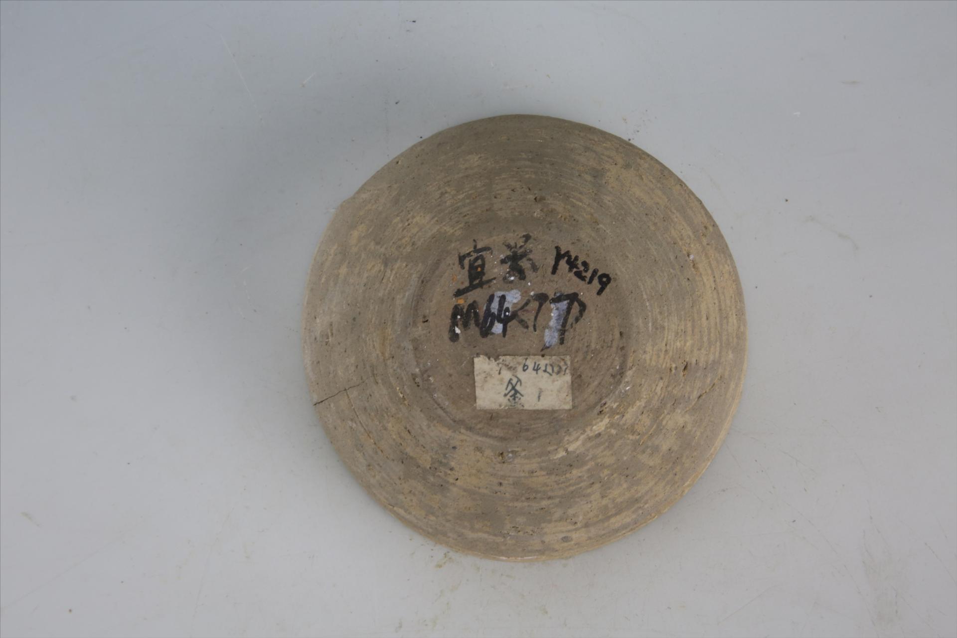 东汉直口折腹平底凸棱夹砂灰陶钵