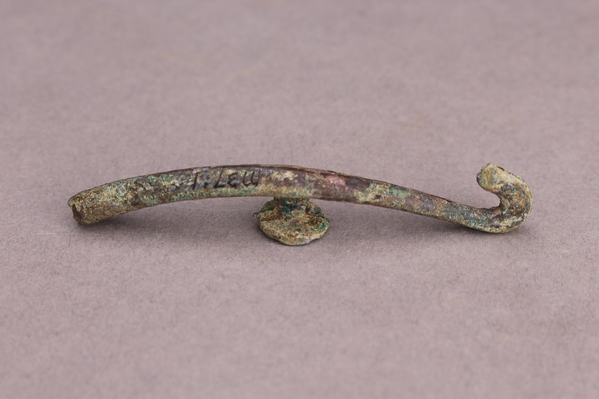 汉鸭嘴形铜带钩