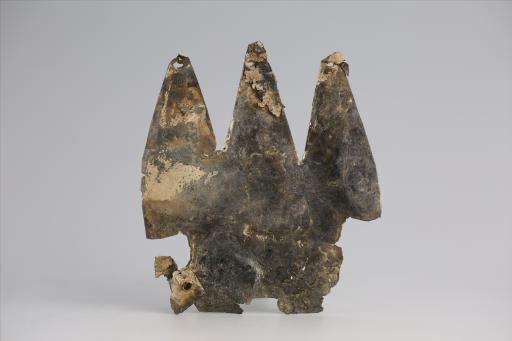 春秋时期齿顶三尾包锡箔锡饰片