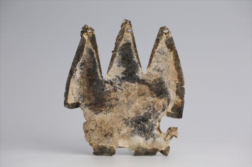 春秋时期齿顶三尾包锡箔锡饰片