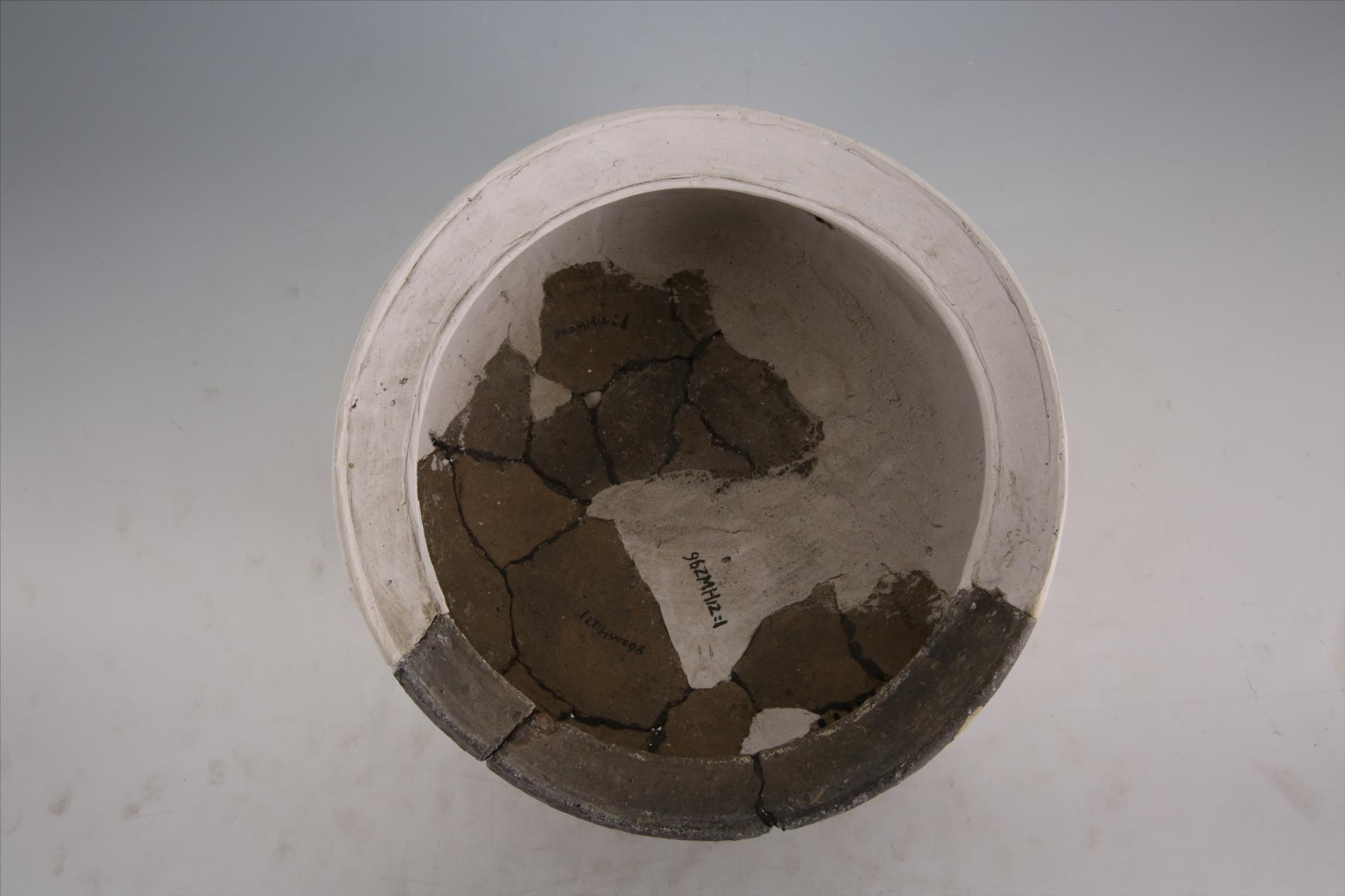 新石器时代石家河文化折腹宽扁足附加堆纹夹砂黑褐陶鼎