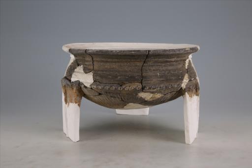 新石器时代石家河文化折腹宽扁足附加堆纹夹砂黑褐陶鼎