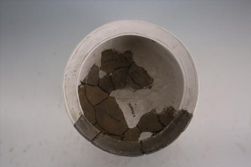 新石器时代石家河文化折腹宽扁足附加堆纹夹砂黑褐陶鼎