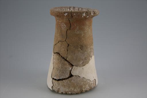 新石器时代大溪文化弧顶刻划线纹红陶支座