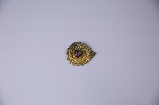 明桃形嵌宝石金饰