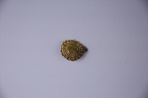 明桃形嵌宝石金饰