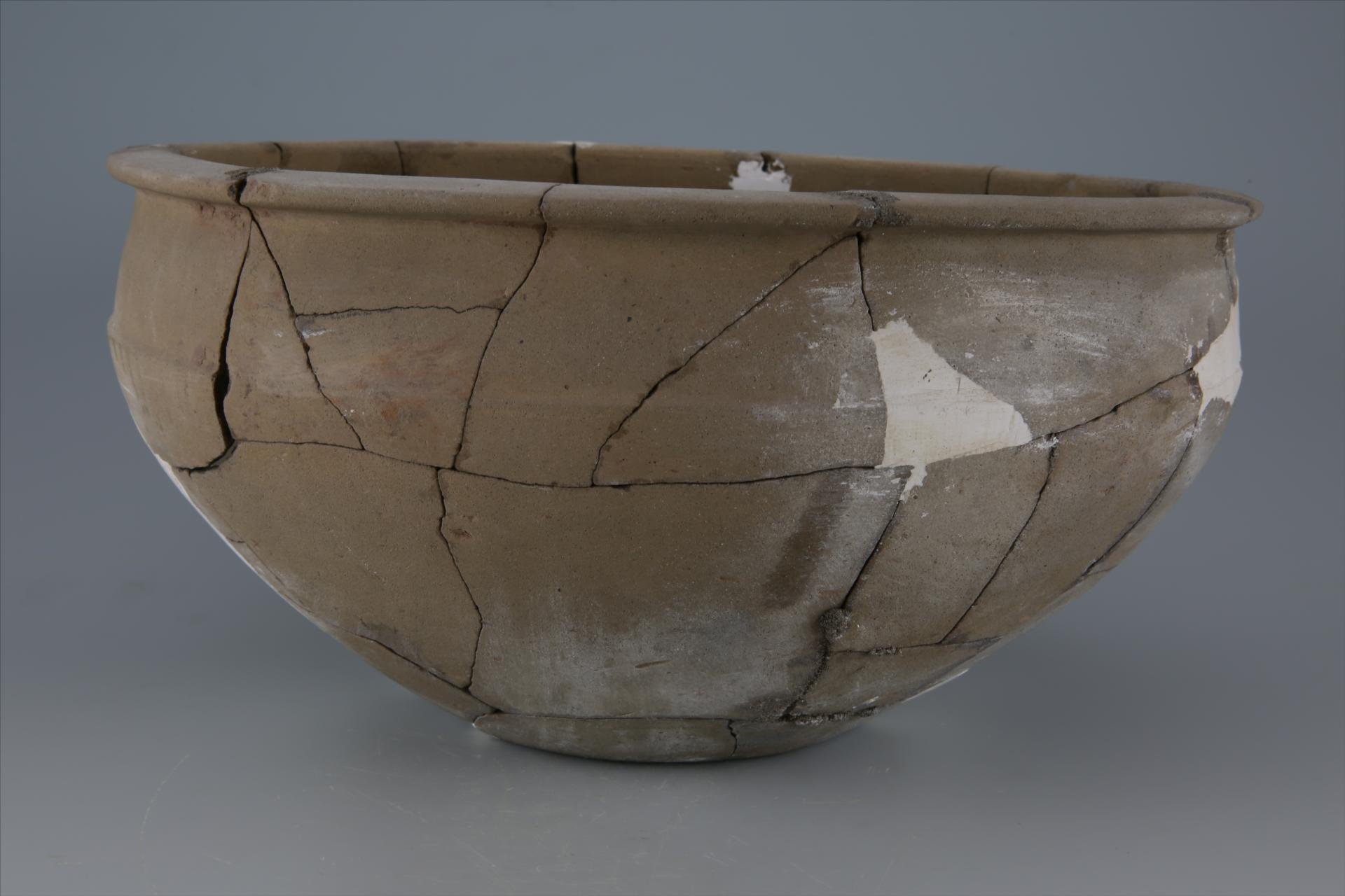 新石器时代屈家岭文化弧腹平底凸棱纹夹砂黄褐陶盆