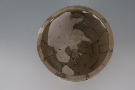 新石器时代屈家岭文化弧腹平底凸棱纹夹砂黄褐陶盆