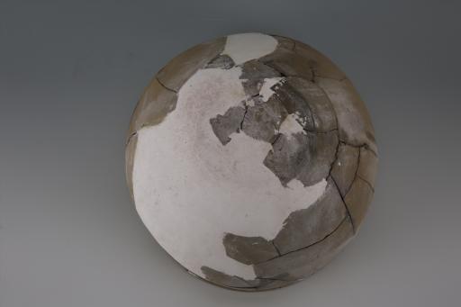 新石器时代屈家岭文化弧腹平底凸棱纹夹砂黄褐陶盆