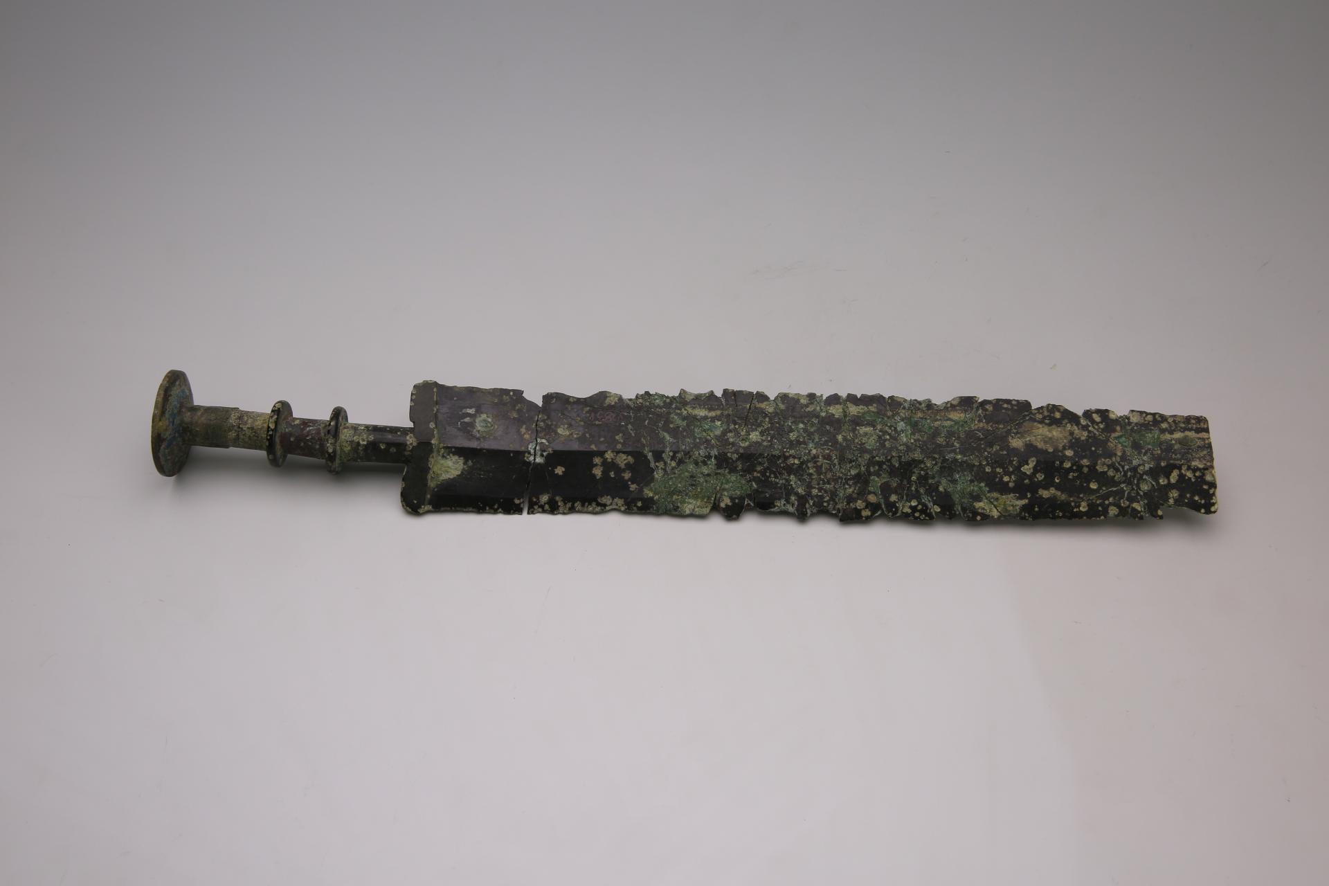 周圆首宽格棱脊铜剑