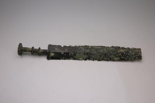 周圆首宽格棱脊铜剑