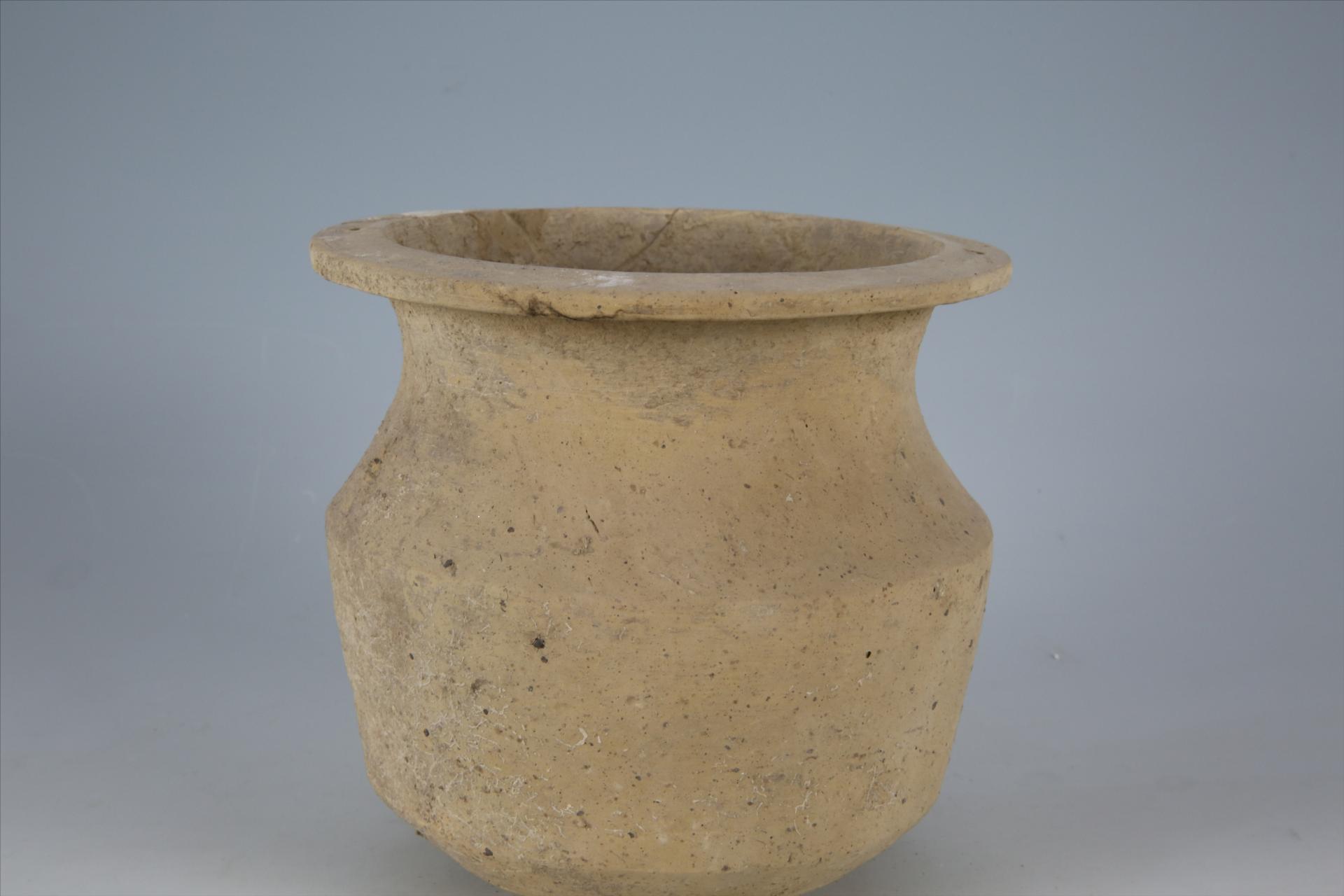 东汉方唇直腹夹砂浅黄陶井