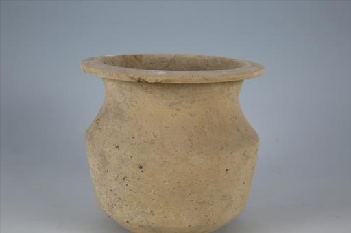 东汉方唇直腹夹砂浅黄陶井