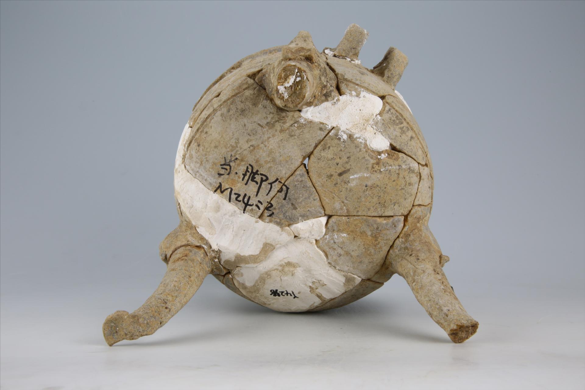 战国中期敛口直壁方耳兽面蹄足凹弦纹夹砂红褐陶鼎