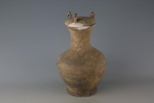 西汉侈口束颈鼓腹矮圈足双耳环纽弧顶盖弦纹夹细砂灰陶壶