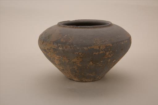 东汉敛口鼓肩弧腹平底泥质灰陶罐