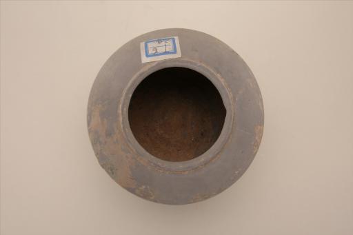 东汉敛口鼓肩弧腹平底泥质灰陶罐