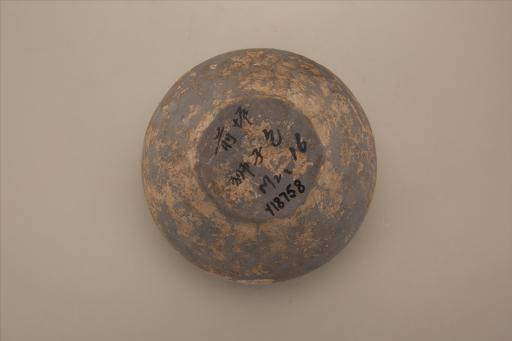 东汉敛口鼓肩弧腹平底泥质灰陶罐