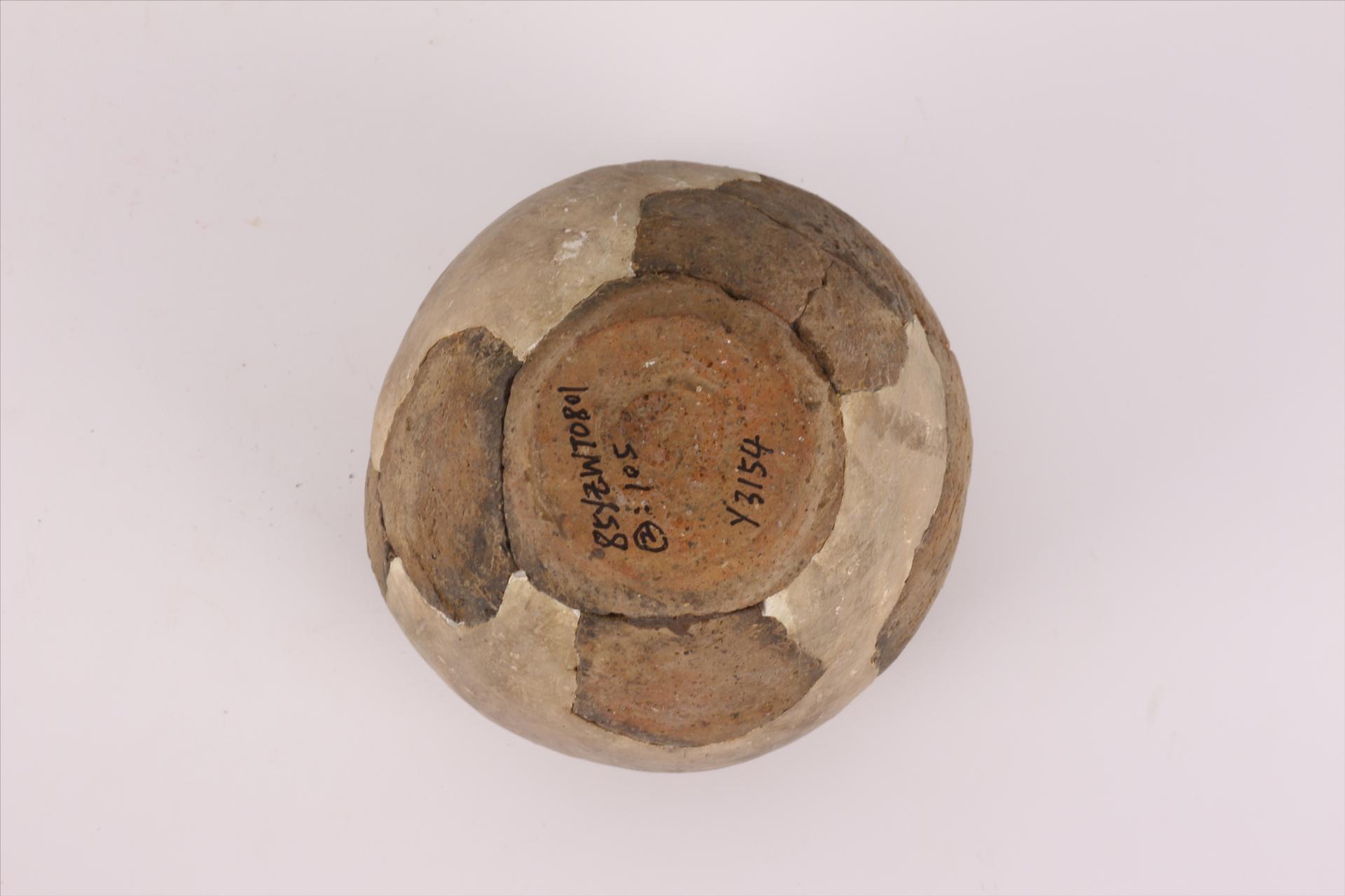 商敛口鼓腹平底夹砂红褐陶罐