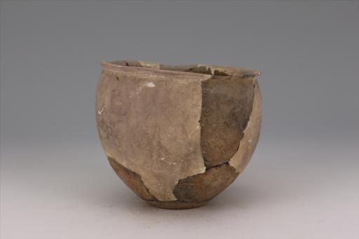 商敛口鼓腹平底夹砂红褐陶罐