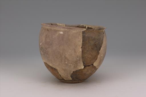 商敛口鼓腹平底夹砂红褐陶罐