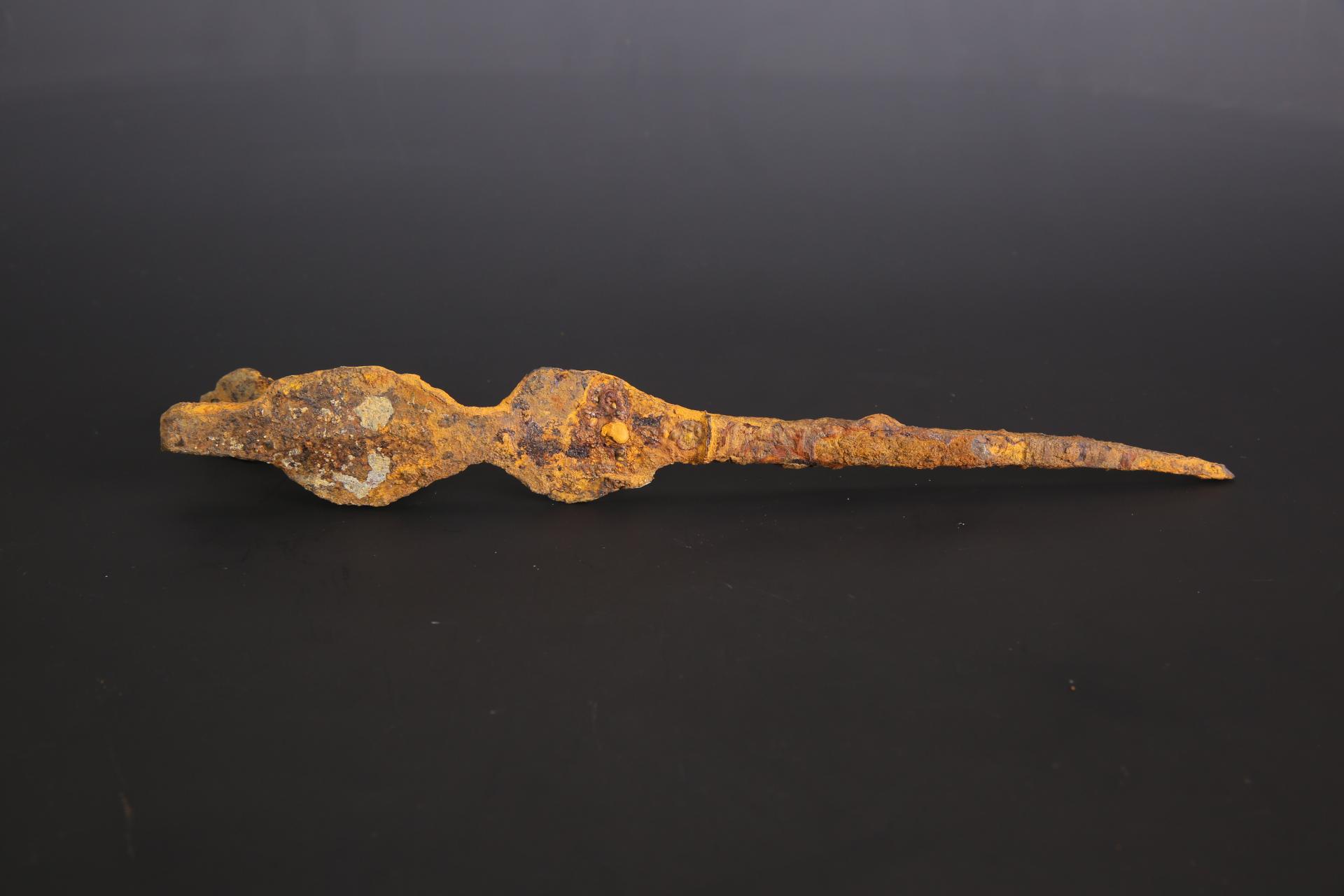 明带倒钩椭圆形柄铁锥形器