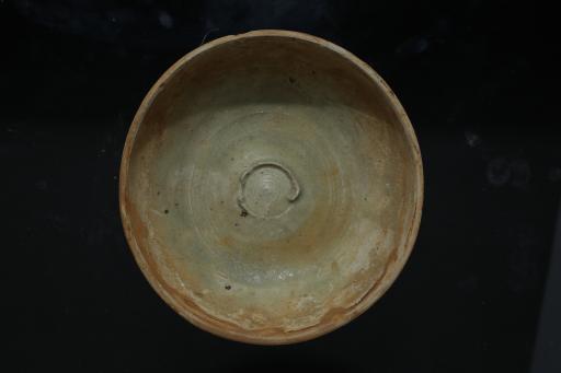 西晋鼓腹平底黄胎青釉瓷钵