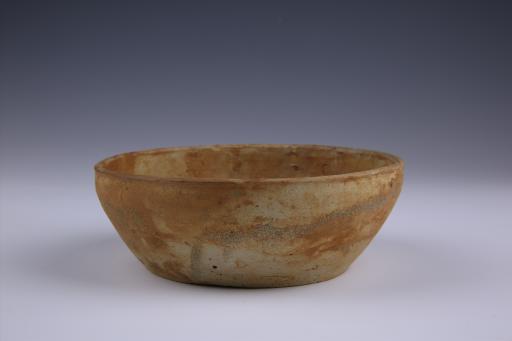 西晋鼓腹平底黄胎青釉瓷钵