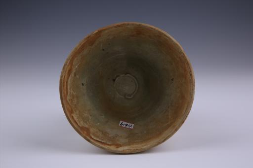 西晋鼓腹平底黄胎青釉瓷钵